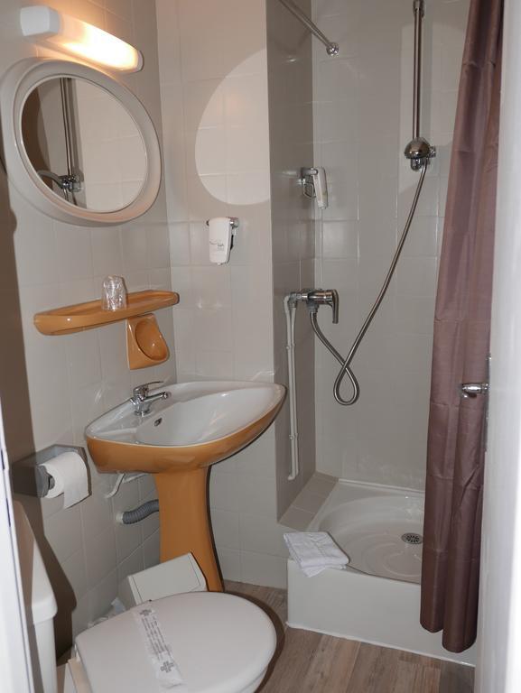 Hotel Le Cleves Charleville-Mézières Kültér fotó